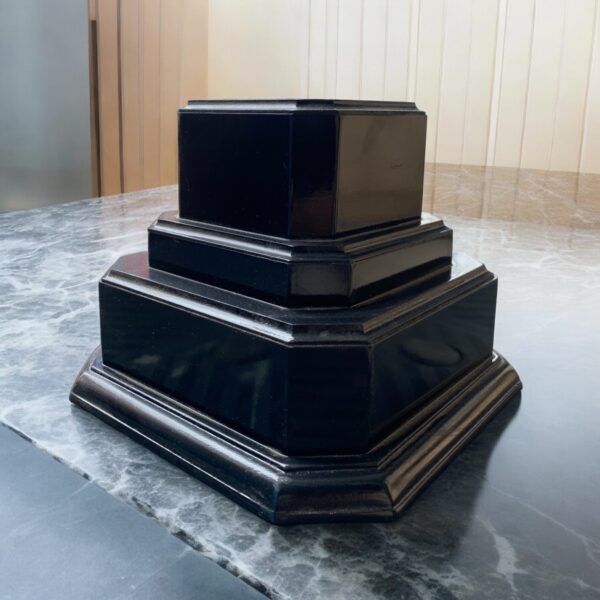 ฐานไม้สามชั้น